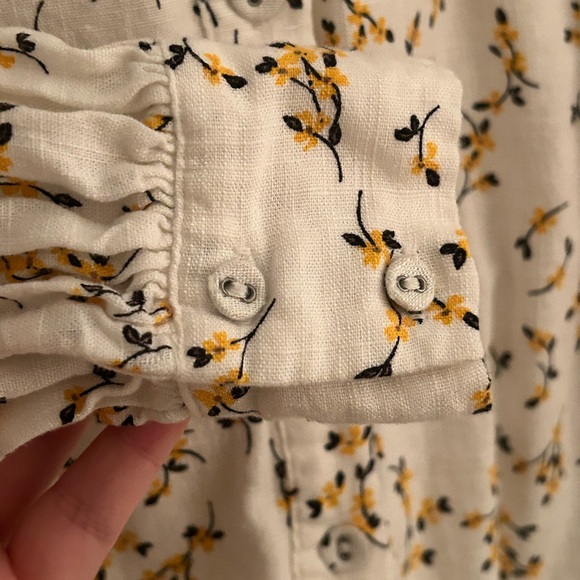 Small MINKPINK Linen Floral Button Up Blouse - Picture 4 of 6